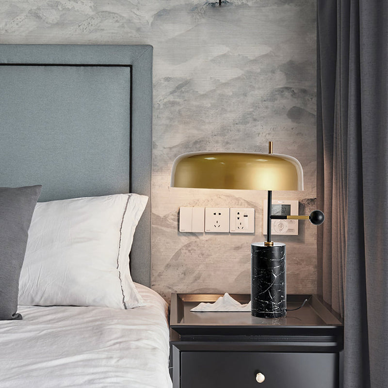 Moderne Tafellamp met Marmeren Basis en Gouden Kap - Lumora